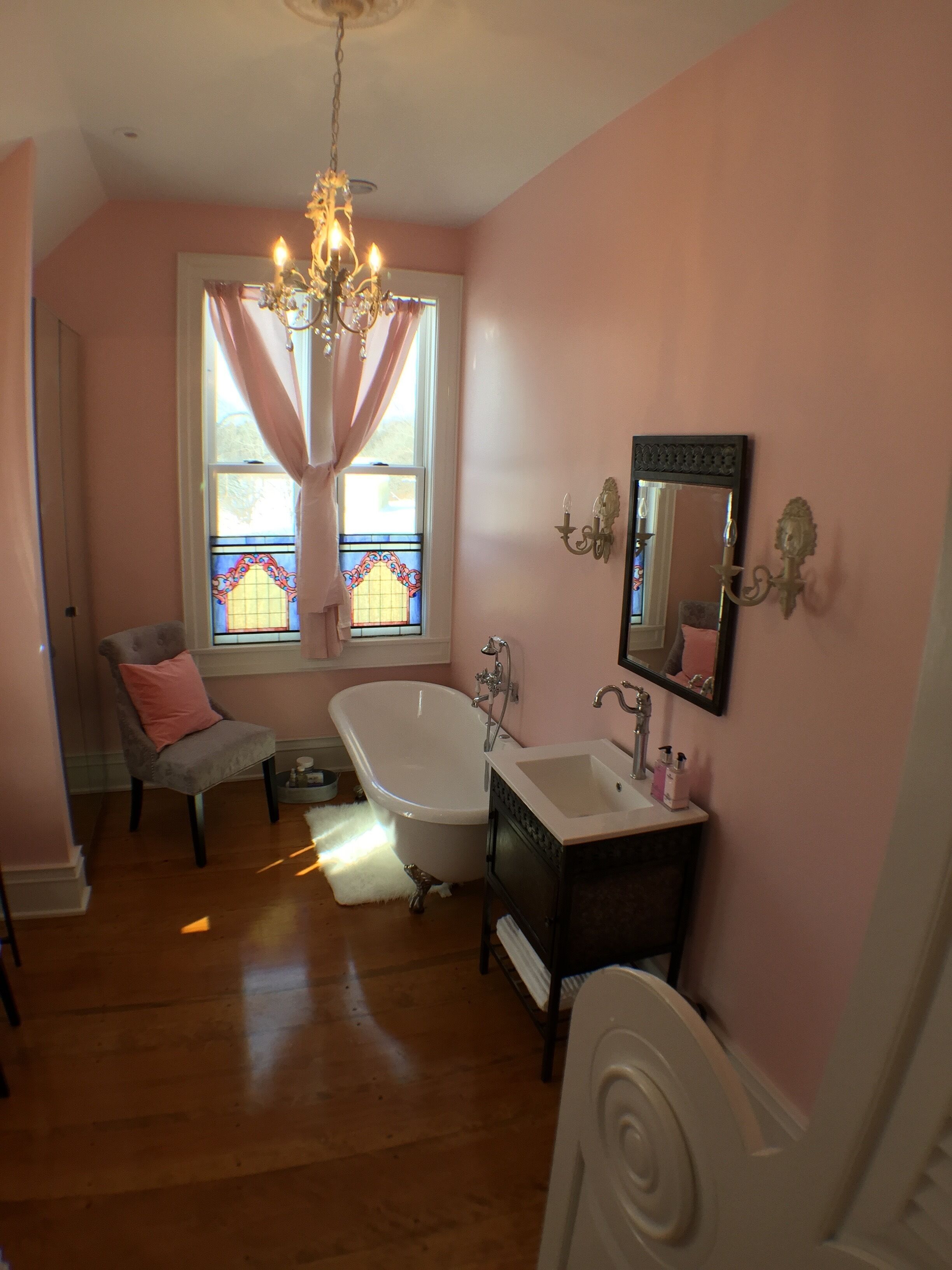 Bathroom (2nd floor)