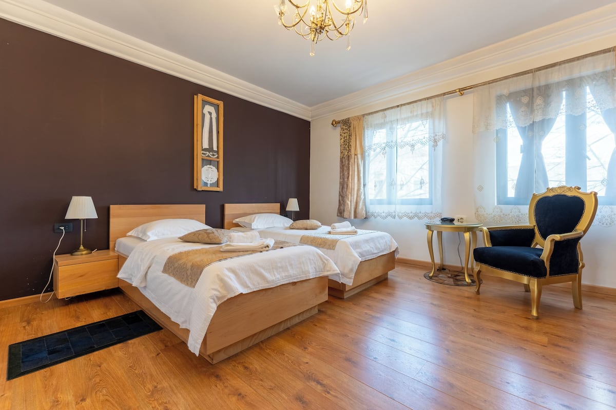 Deluxe kamer, 1 twee- of 2 eenpersoonsbedden, uitzicht op stad | Een minibar, een kluis op de kamer, een bureau, verduisterende gordijnen