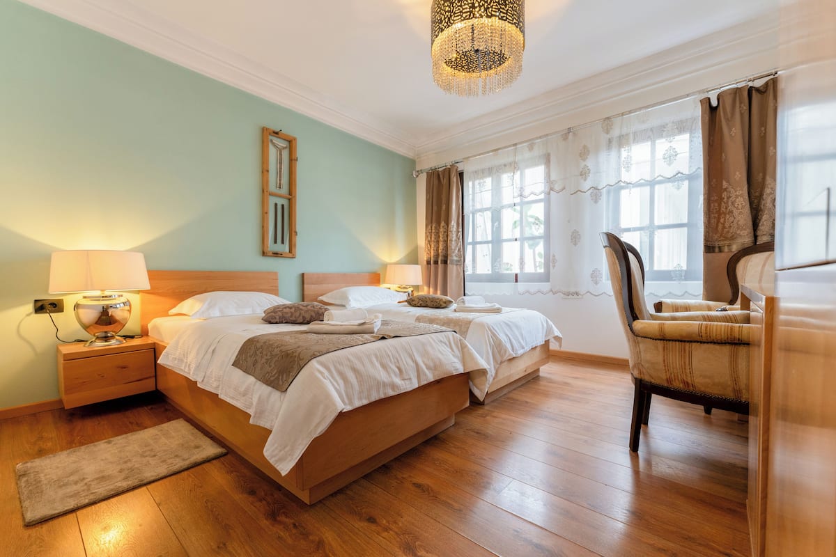 Comfort kamer, 2 eenpersoonsbedden, uitzicht op stad | Een minibar, een kluis op de kamer, een bureau, verduisterende gordijnen