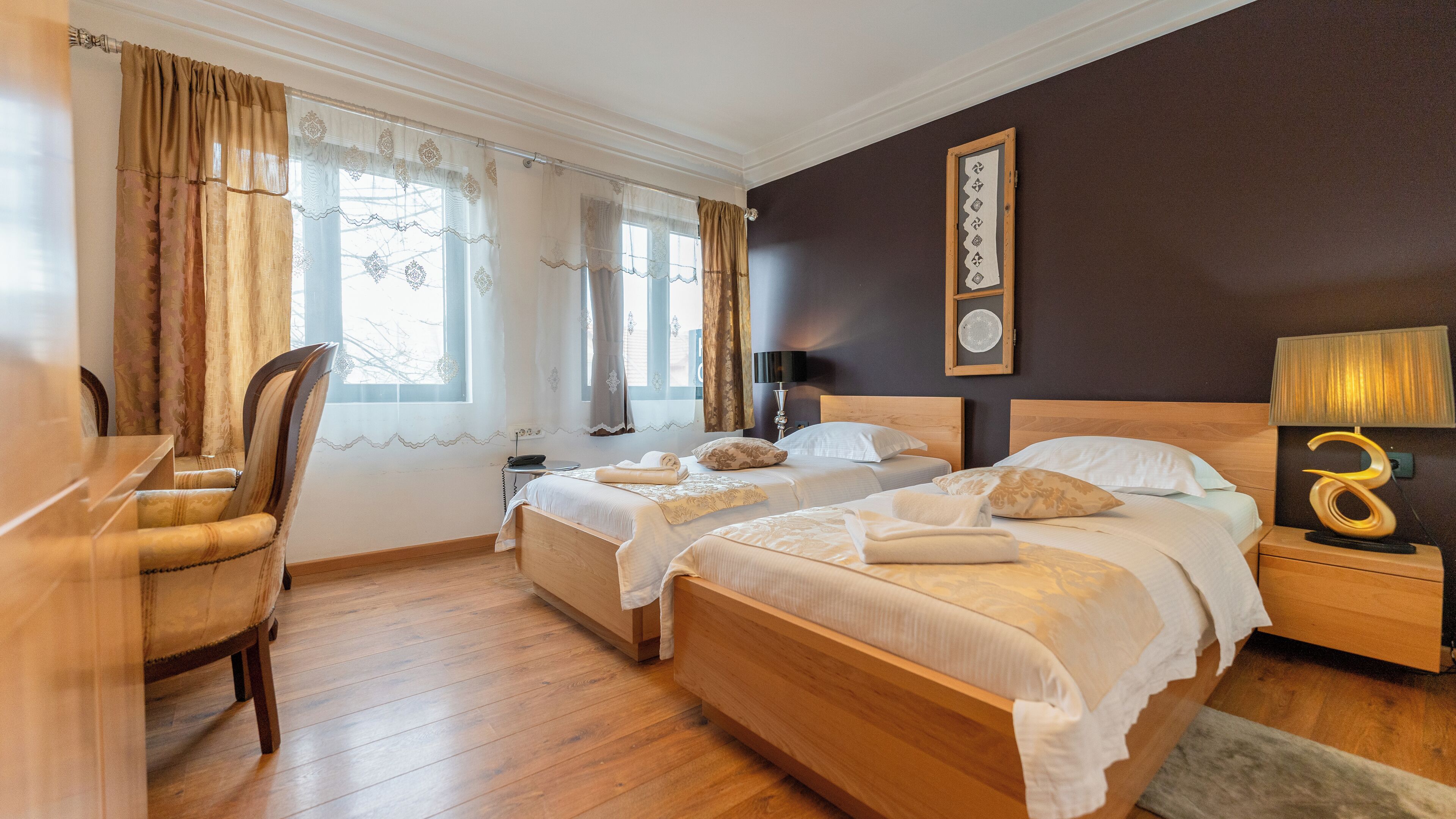 Habitación Confort, 2 camas individuales, vista a la ciudad | Minibar, caja de seguridad en la habitación y escritorio 