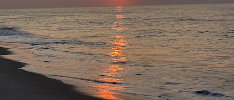 På stranden och solstolar