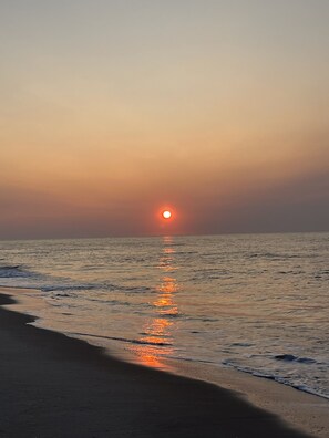 On the beach, sun loungers - Oceanfront, On the Beach, Incredible Views!, Huge Beach Deck, 4 BR / 4 BA (Ocean City)