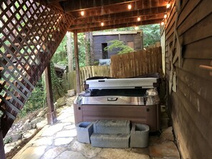 Terrace/patio - 3-Br [5 beds] 2-Ba House in mtns near town. In mtns near town! Jacuzzi Hot tub! (Asheville)