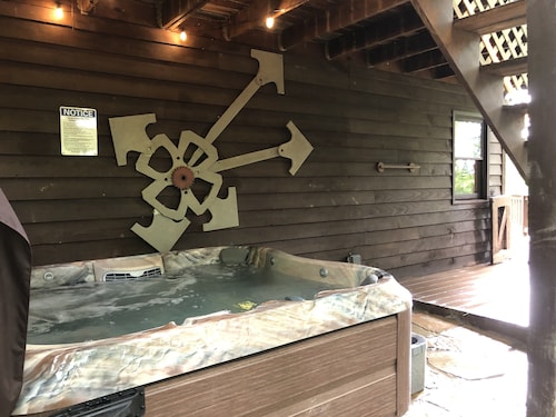 3-Br [5 beds] 2-Ba House in mtns near town. In mtns near town! Jacuzzi Hot tub!