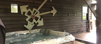 3-Br [5 beds] 2-Ba House in mtns near town. In mtns near town! Jacuzzi Hot tub!