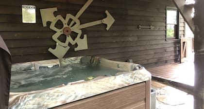 3-Br (5 sänkyä) 2-Ba talo mtns lähellä kaupunkia. Mtns lähellä kaupunkia! Poreamme!