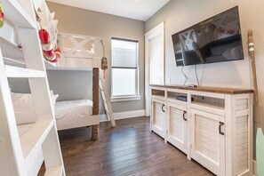4 bedrooms, iron/ironing board, WiFi, bed sheets - Huge (~2,700 SqFt) Home! Golf Cart, 6 Bikes! Beach & Pool Nearby! ~ Shore Thing at Frangista Beach (Miramar Beach)