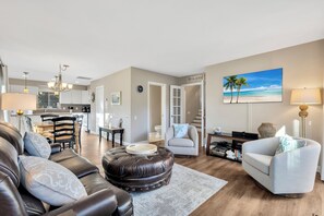 TV connectée, lecteur de DVD, livres