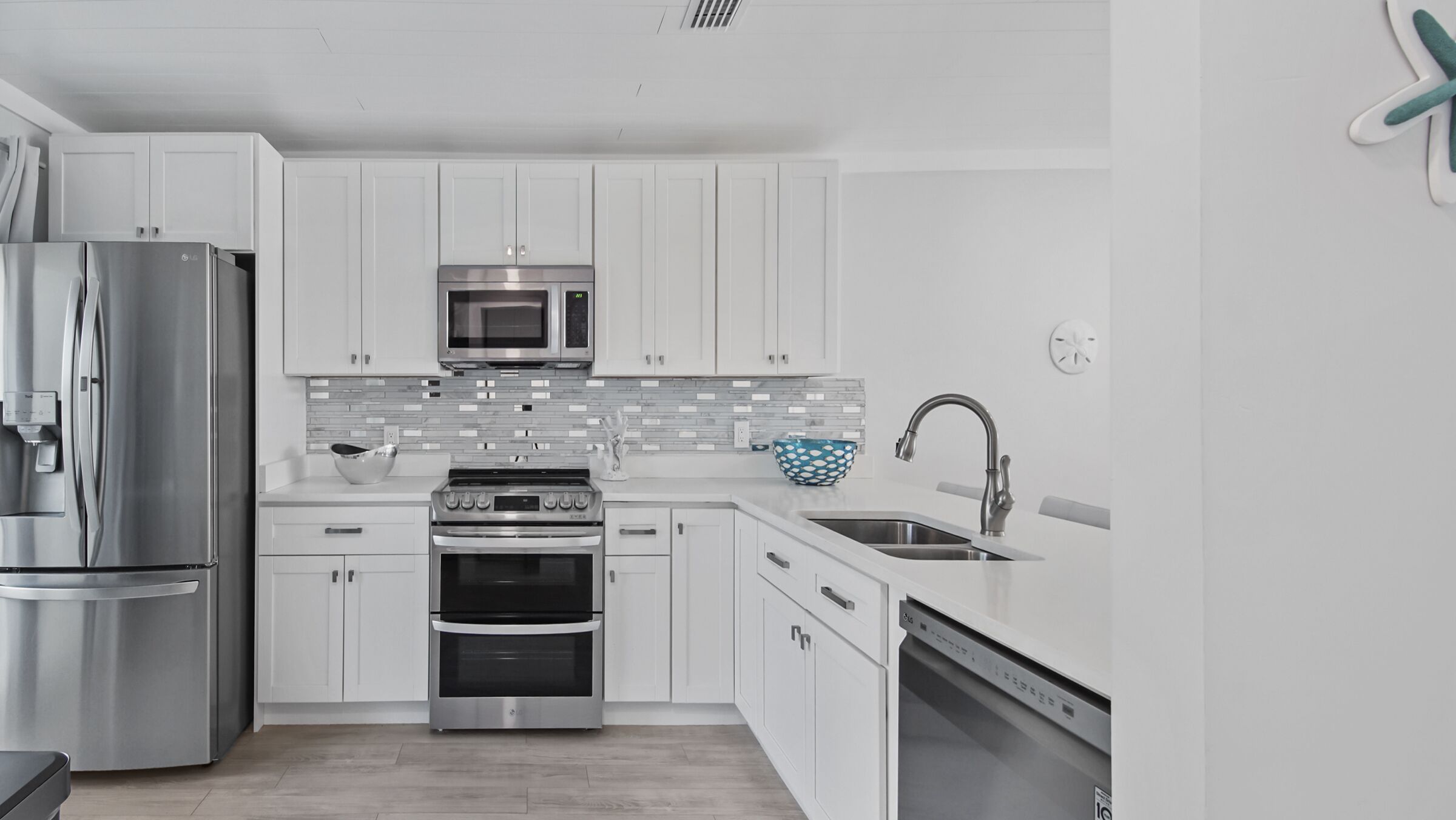 Largo Mar #103, Modern 3 bedroom, Directly on Beach, Pool, Spa, WiFi, Must See.