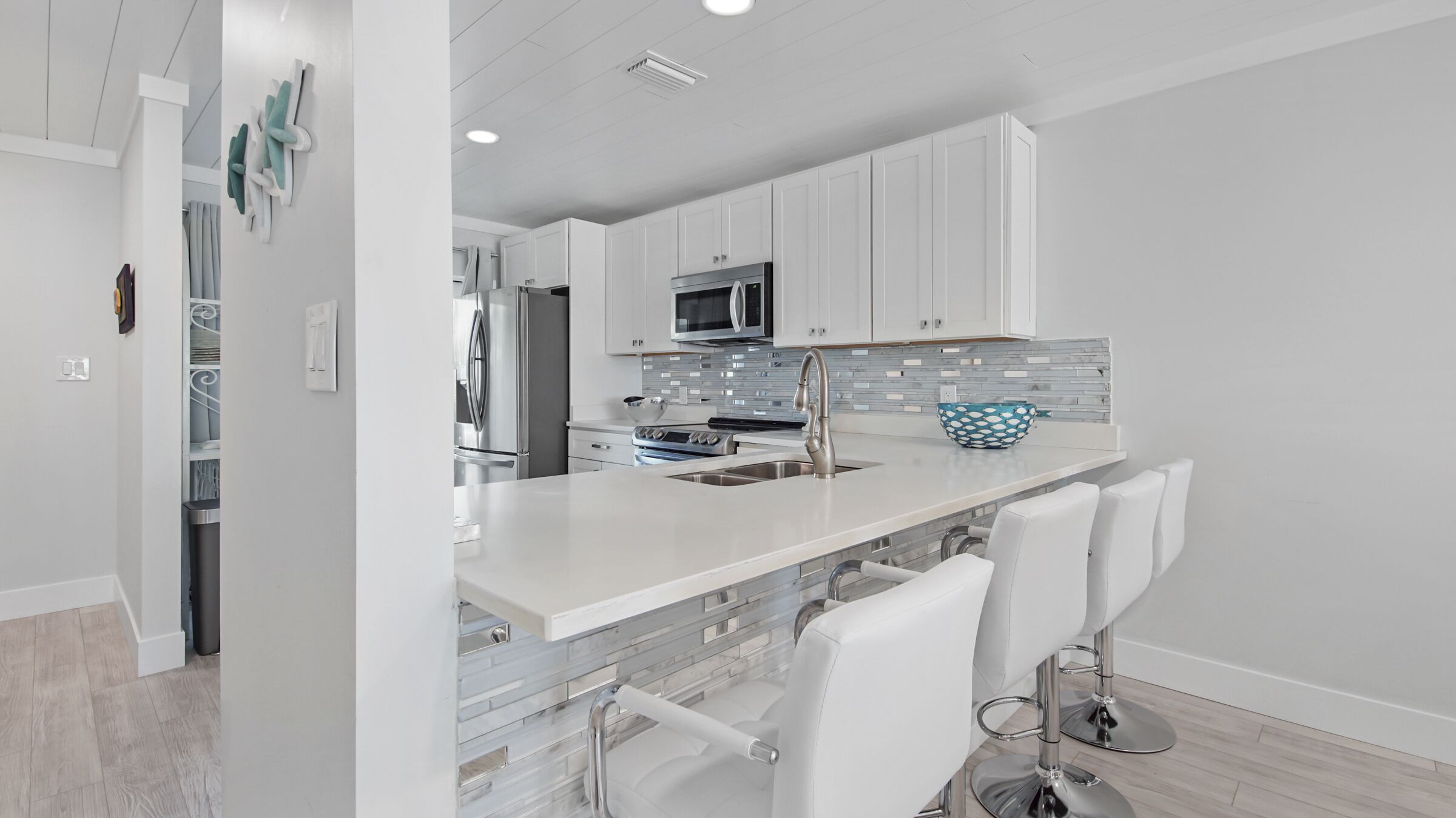 Largo Mar #103, Modern 3 bedroom, Directly on Beach, Pool, Spa, WiFi, Must See.