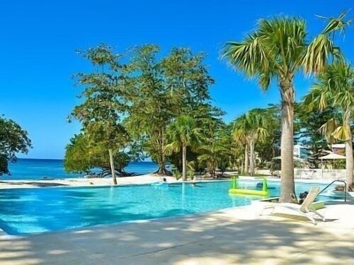 Family friendly Townhouse by the Bay , private Beach & Pool , Negril 