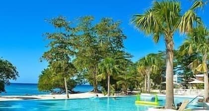 Family friendly Townhouse by the Bay , private Beach & Pool , Negril