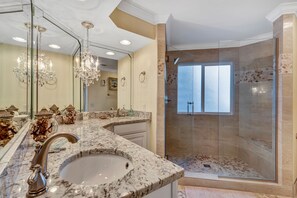 Combined shower/bathtub, hair dryer, towels, soap - OCEANFRONT, STEPS FROM SAND, STUNNING VIEWS, 2-STORY COMPLEX, 1ST FLOOR, PETS! (Panama City Beach)