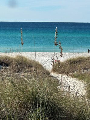 En la playa, camastros y toallas de playa 