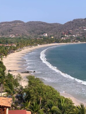 Sun loungers, beach towels - CASA 1. Serenity at playa La Ropa (Zihuatanejo)
