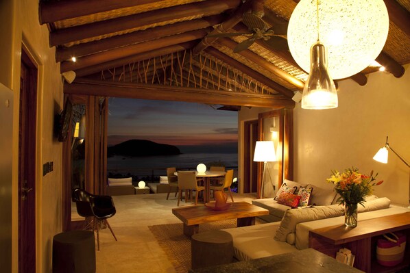 Smart TV, Netflix, books, streaming services - CASA 1. Serenity at playa La Ropa (Zihuatanejo)