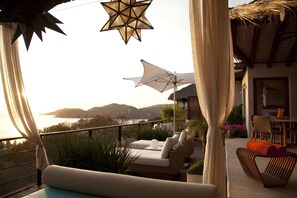Outdoor dining - CASA 1. Serenity at playa La Ropa (Zihuatanejo)