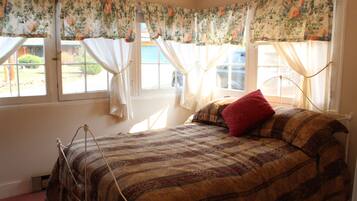 2 bedrooms, iron/ironing board, WiFi (free), bed sheets