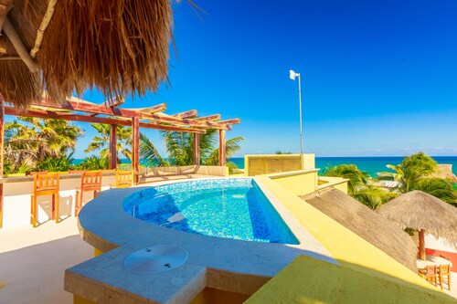  Charming Private  Retreat sleeps 6 with ocean views!