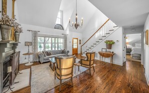 Smart-TV, Kamin, Stereoanlage