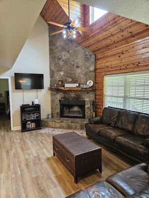 Smart TV, lareira, DVD player, aparelho de som