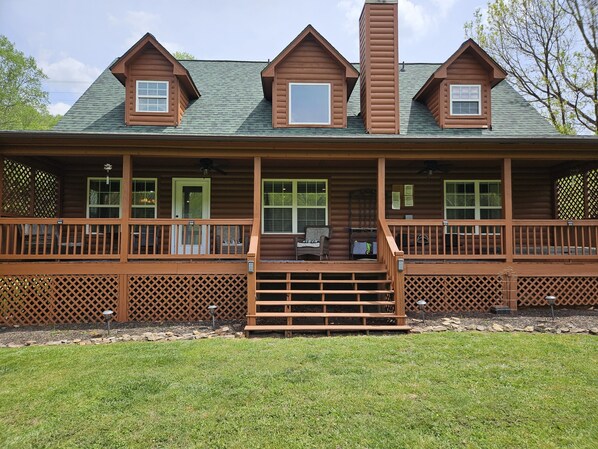 Exterior - Hot Tub! Cozy River Cabin, Mountain, Wi-Fi, Pool, Tube, Trout, Close to Helen (Hiawassee)