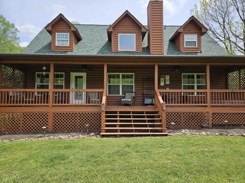 Hot Tub! Cozy River Cabin, Mountain, Wi-Fi, Pool, Tube, Trout, Close to Helen