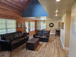 Smart TV, fireplace, DVD player, stereo - Hot Tub! Cozy River Cabin, Mountain, Wi-Fi, Pool, Tube, Trout, Close to Helen (Hiawassee)