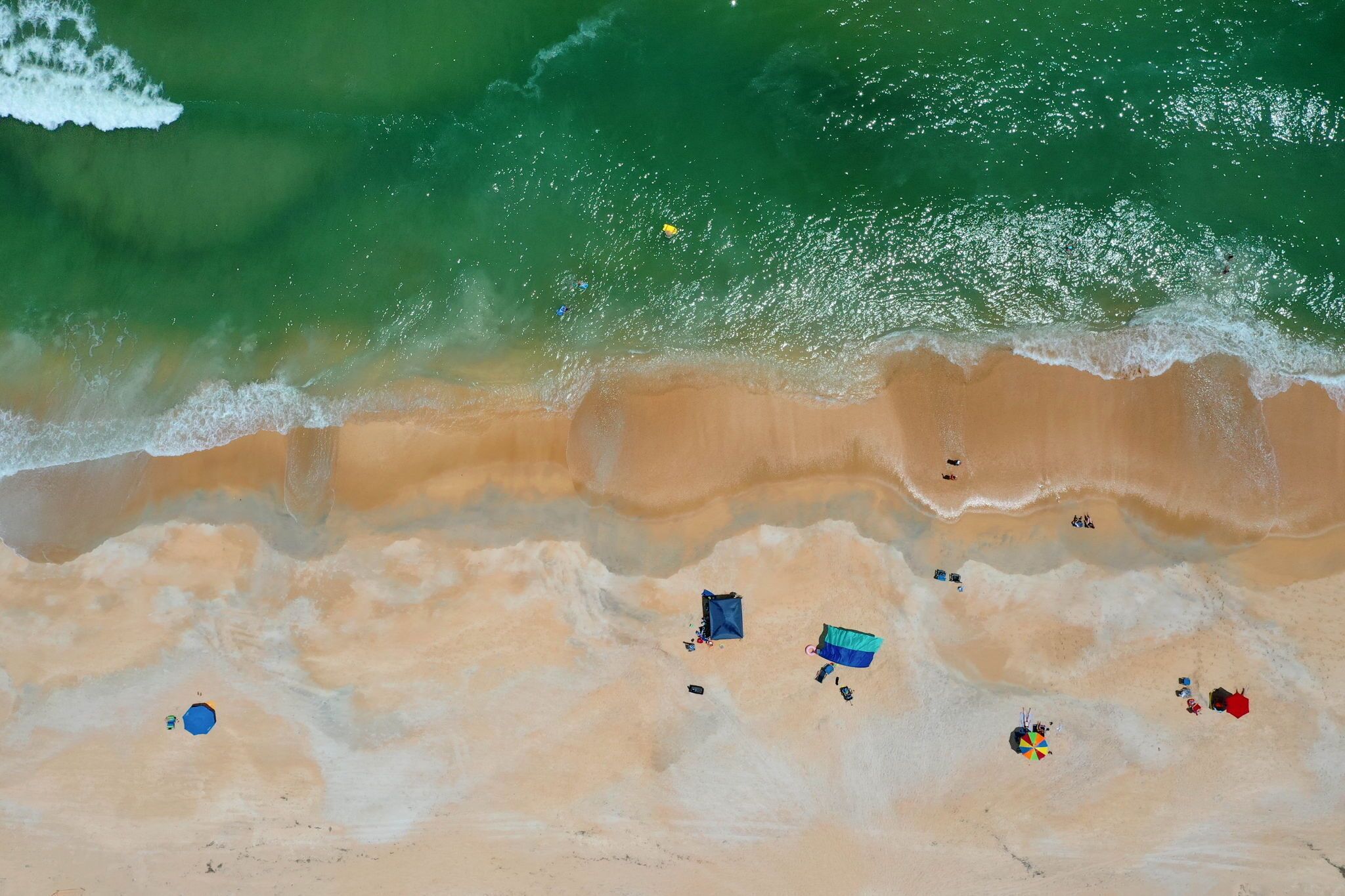 Una spiaggia nelle vicinanze, lettini da mare, teli da spiaggia