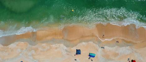 Playa en los alrededores, camastros y toallas de playa