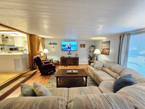 Smart TV, books - FISHERMAN'S PARADISE! 2Bd/2Ba waterfront retreat with access to Lake Okeechobee! (Okeechobee)
