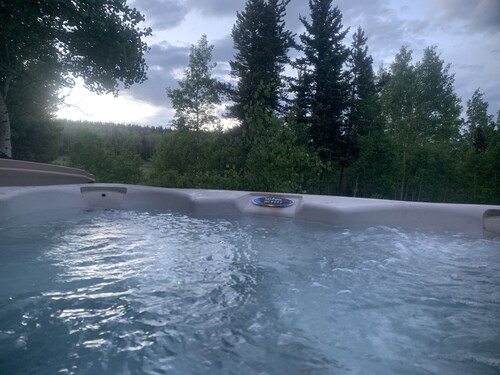 Aspens! 2 ACRES AMAZING LOG CABIN, HOT TUB FIREPLACE VIEWS PRIVATE