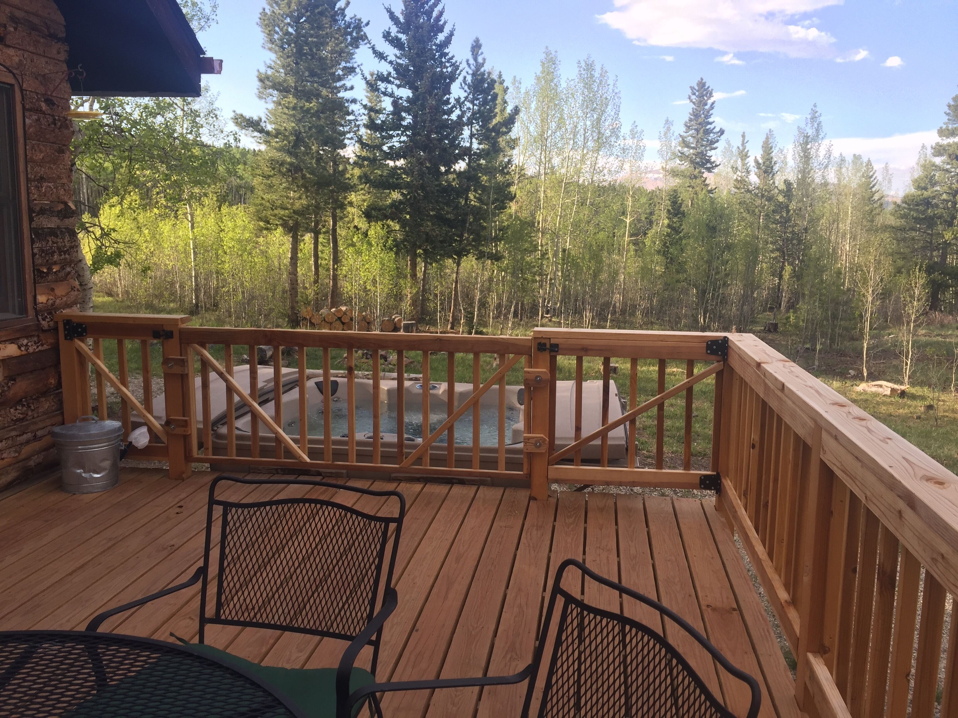 Amazing log cabin, Views, Hot Tub, Fireplace, Decks, private!