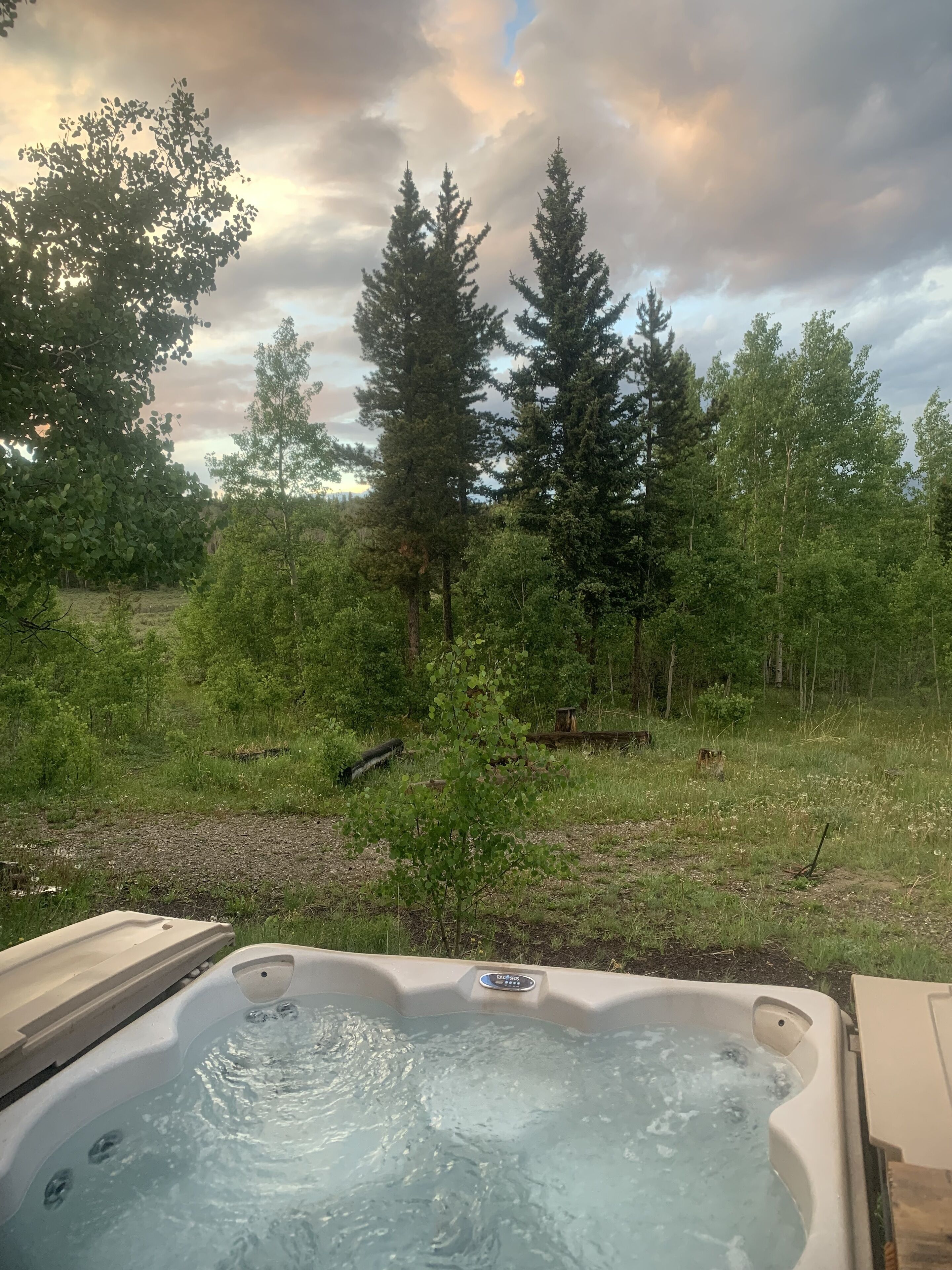 Amazing log cabin, Views, Hot Tub, Fireplace, Decks, private!