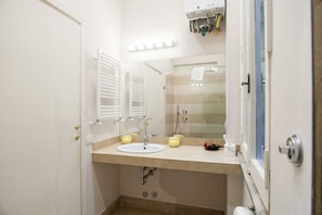 Dusche, Haartrockner, Bidet, Handtücher