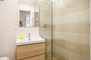 Dusche, Haartrockner, Bidet, Handtücher