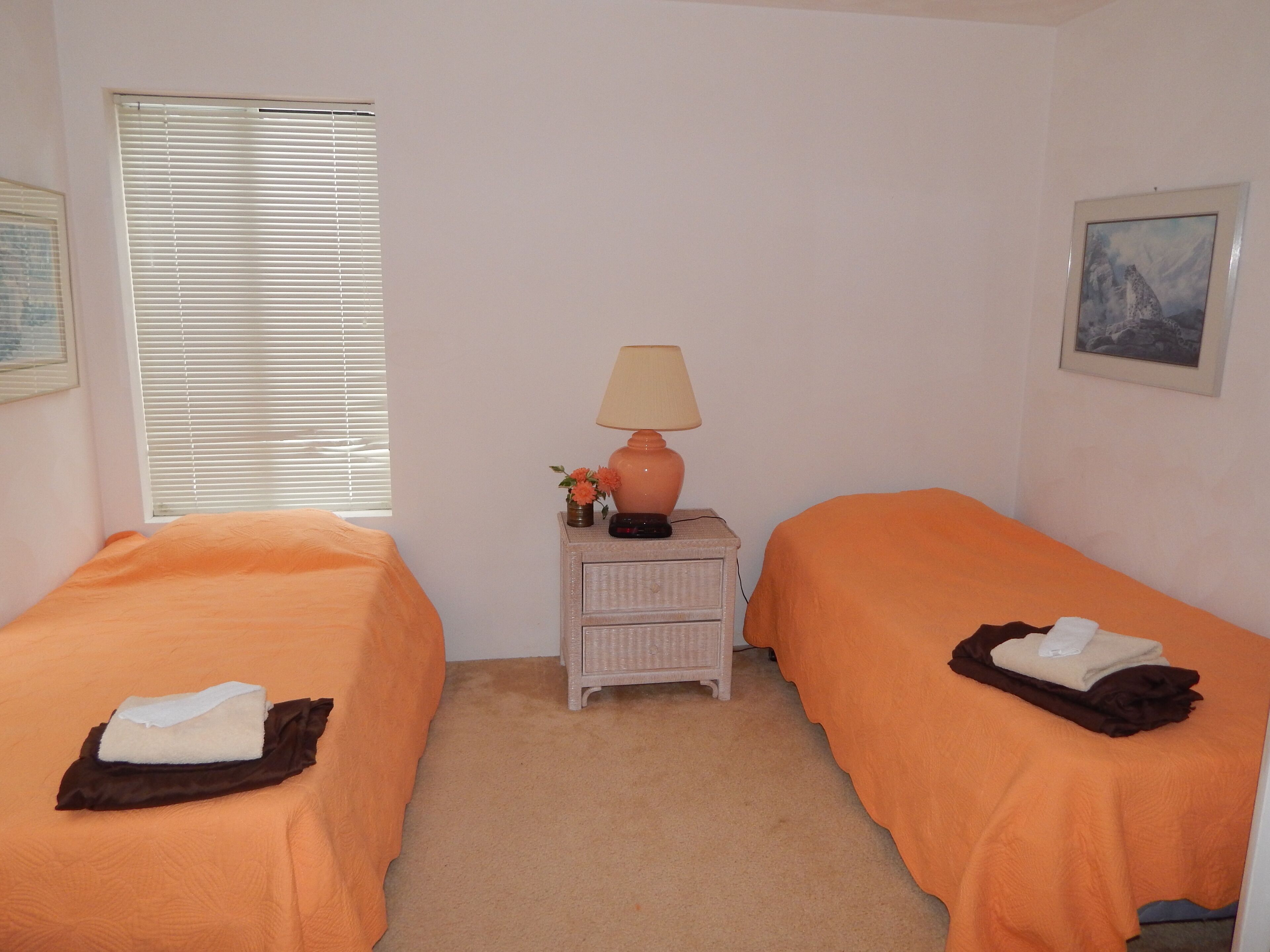 5 Bedroom End Unit Townhouse /Extra Lower Level /ideal Families or Kids Or Guest