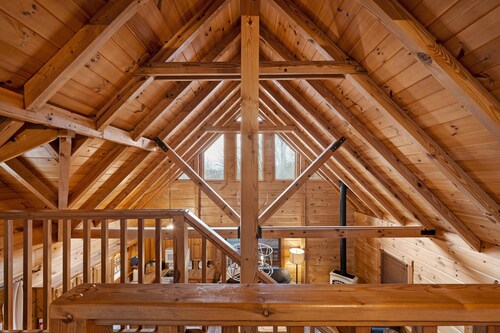 Beautiful cabin nestled among the trees, hot tub & theatre