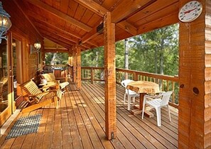 Outdoor dining - Beautiful cabin nestled among the trees, featuring a loft and relaxing hot tub. (Sevierville)