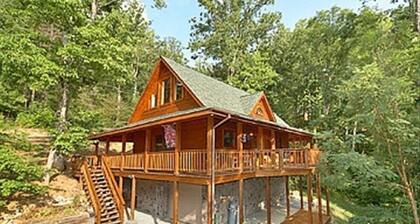 Beautiful cabin among the tree's w/ loft, hot tub, theatre room & fishing nearby