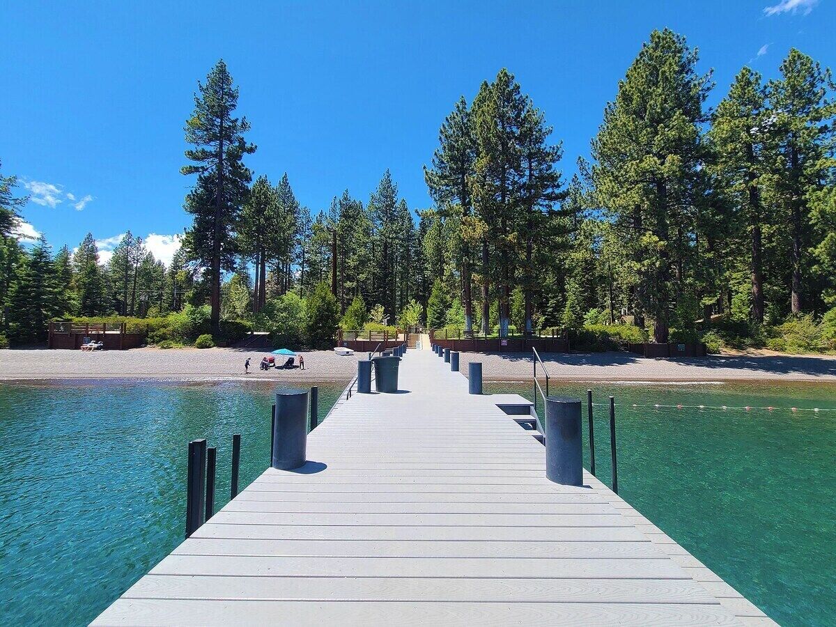 Chaises longues, serviettes de plage