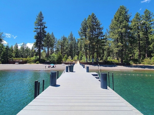 Tahoe Park Architectural Gem – Cozy, Convenient & Dog-Friendly!