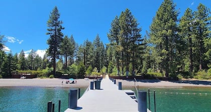 Tahoe Park Architectural Gem – Cozy, Convenient & Dog-Friendly!