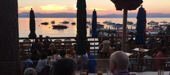 Tahoe Park Architectural Gem – Cozy, Convenient & Dog-Friendly!