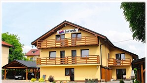 A two-story building with a sign reading "Seul Willa".