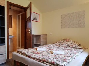 Standard-Doppel- oder -Zweibettzimmer, Bergblick | 1 Schlafzimmer, individuell dekoriert, individuell eingerichtet