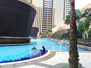 3 albercas al aire libre y sombrillas en la alberca 