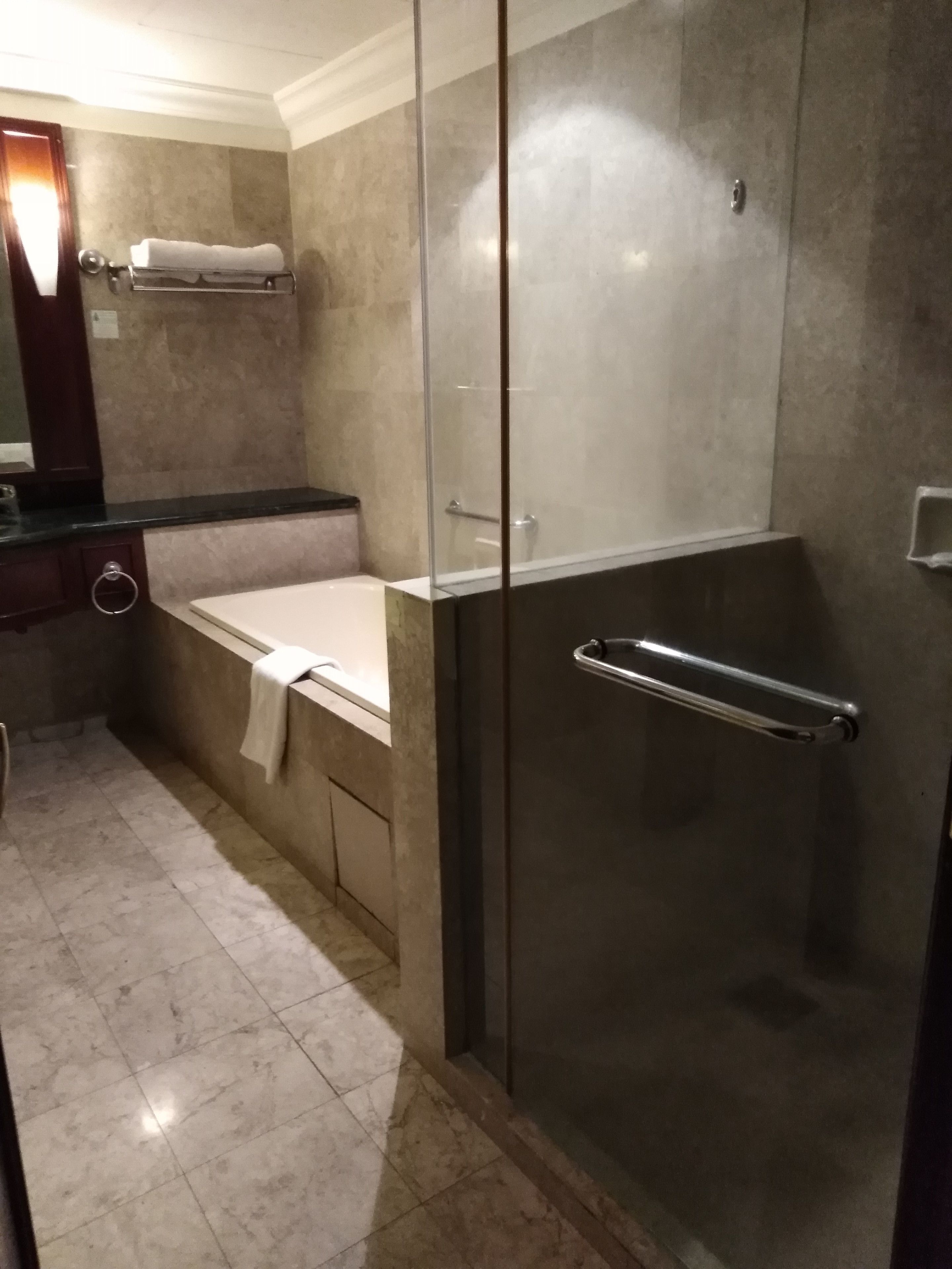 Badewanne und Dusche (separat), Whirlpool, kostenlose Toilettenartikel