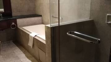 Badewanne und Dusche (separat), Whirlpool, kostenlose Toilettenartikel