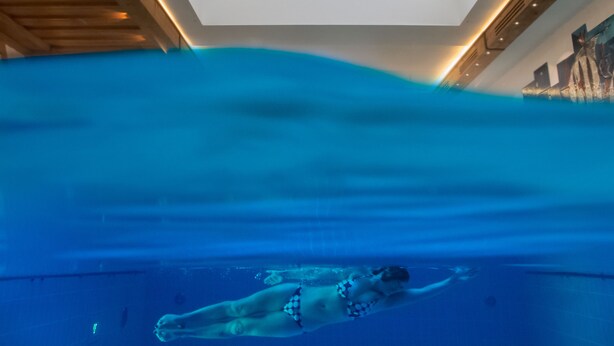 A swimmer in a pool with a skylight above. - Kneipp- und Wellvitalhotel Edelweiss (Bad Woerishofen)